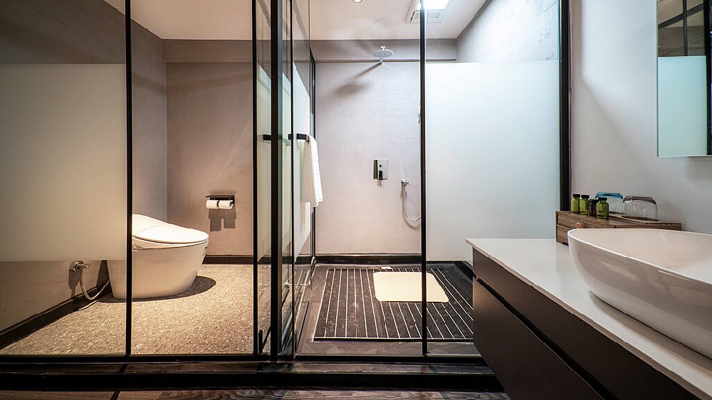 守护生活，法律相伴｜浴室玻璃门自爆伤人，质保期已过就无需担责？律师回应：可申请司法鉴定。